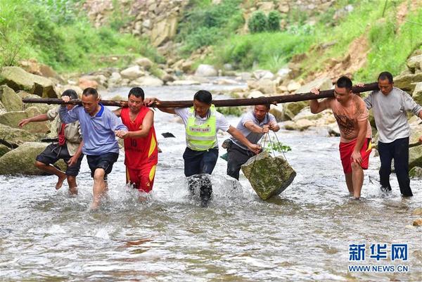 (新华全媒头条·图文互动)(10)伟大旗帜引领历史巨变——习近平新时代中国特色社会主义思想指引“十三五”经济社会发展述评
